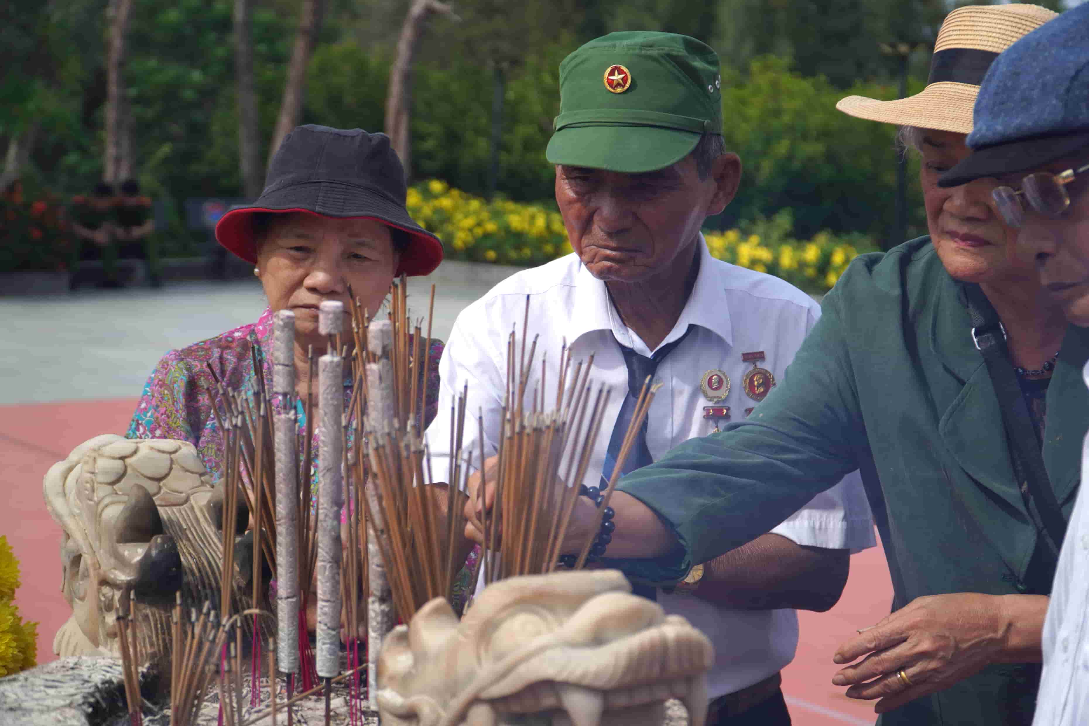 Cựu chiến binh, mgười dân, du khách dâng hương, dâng hoa tưởng niệm 64 chiến sĩ Gạc Ma, nhân kỷ niệm 77 năm Ngày Thương binh Liệt sĩ.
