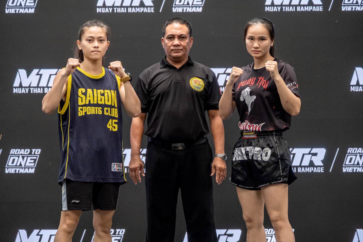 Huynh Ha Huu Hieu (trai) san sang cho tran so gang tai Giai dau Muay Thai Rampage x Road To ONE: Viet Nam. Anh: Kim Ngan