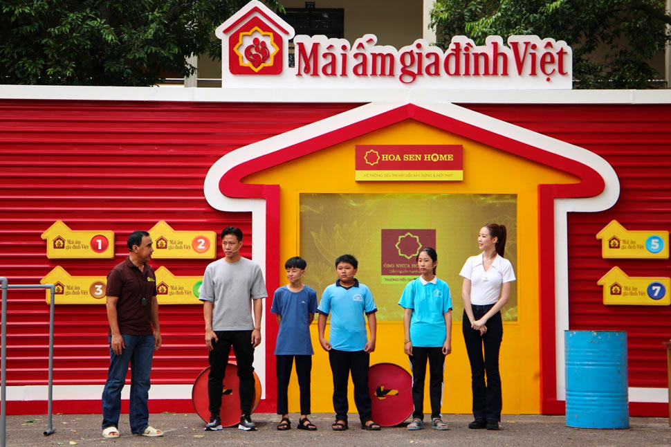 MC Quyền Linh dẫn dắt chương trình "Mái ấm gia đình Việt" được tổ chức tại Bình Định. Ảnh: Ban tổ chức