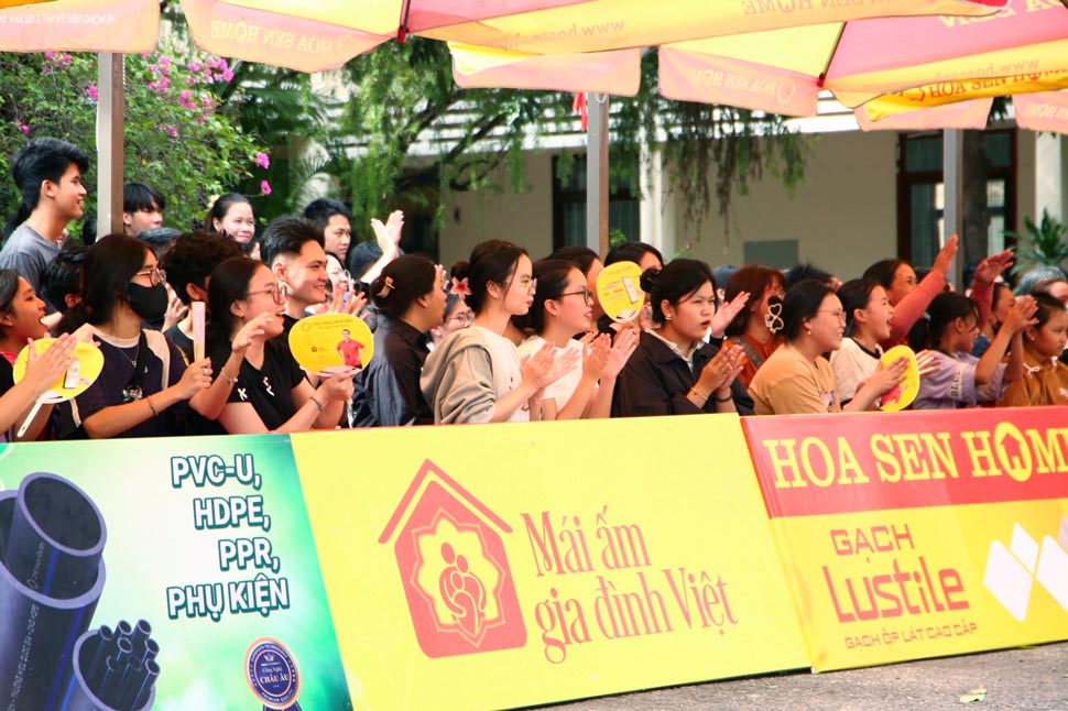 The audience in Binh Dinh enthusiastically cheered for the families at the program. HER