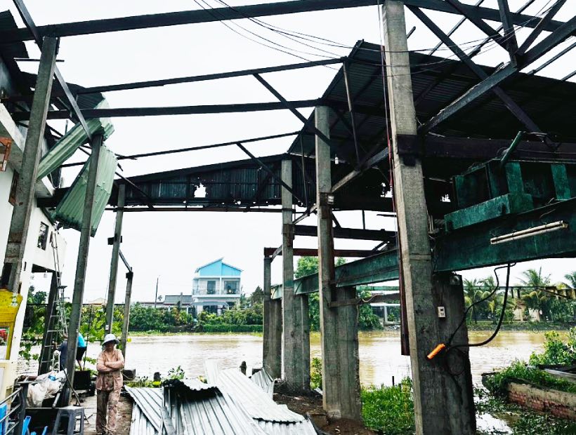 Accordingly, in the early morning of July 27, a thunderstorm accompanied by a tornado and heavy rain caused 84 houses in Cho Lach district to have their roofs blown off (50 houses in Son Dinh commune, 26 houses in Cho Lach town, and 26 houses in Hung Khanh Trung commune). B 7 houses, Tan Thieng commune 1 house).