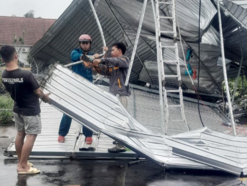 Immediately after the tornado occurred, the Steering Committee for Flood and Storm Prevention and Search and Rescue of Cho Lach district requested the People's Committees of communes and relevant units to proactively check the damage situation and mobilize resources. 4 on-site" to support damaged households to overcome the consequences of natural disasters.