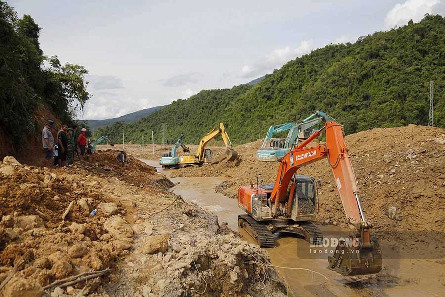 Trao đổi với Lao Động, ông Phan Văn Toại – Cán bộ kỹ thuật Công ty Cổ phần Đường bộ 2 Điện Biên – cho biết: “Hiện nay, nhà thầu đang huy động tối đa nhân, vật lực, phấn đấu trong chiều mai (28/7) tạm thông đường tại vị trí Km171+800”.