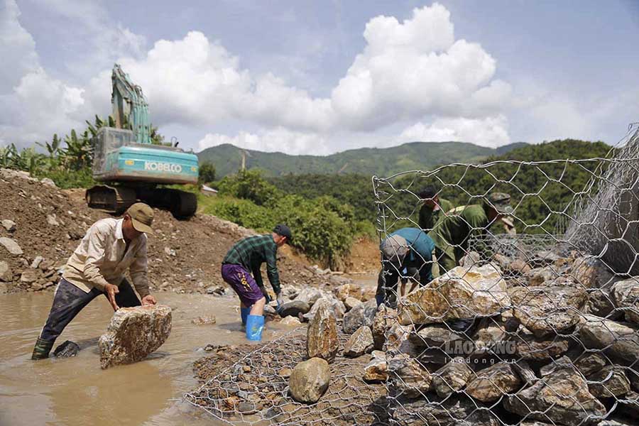 Trong hơn 2 ngày vừa qua, Sở Giao thông vận tải tỉnh Điện Biên cũng đã chỉ đạo, huy động các lực lượng, hàng chục phương tiện máy móc hỗ trợ san gạt các lớp bùn, đất đá để nỗ lực thông xe sớm nhất.