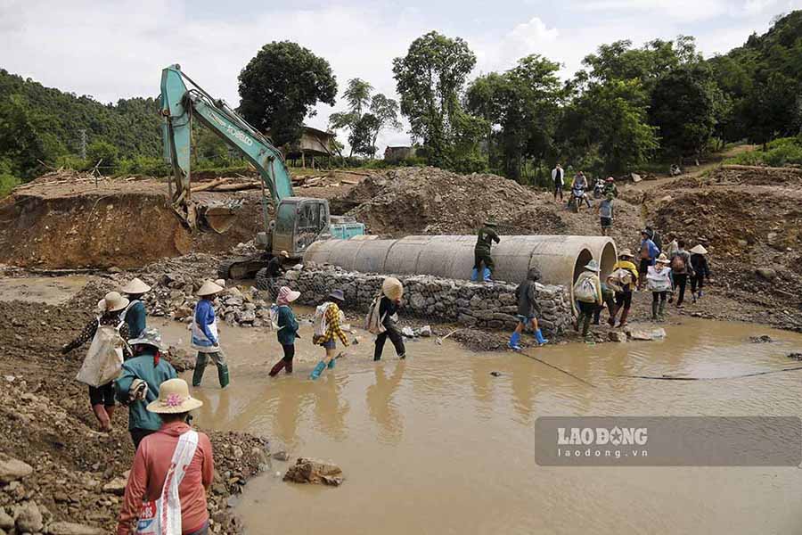 Do ảnh hưởng trận mưa lũ xảy ra vào đêm 24, rạng sáng 25.7 tại xã Mường Pồn, huyện Điện Biên, tỉnh Điện Biên, trên tuyến Quốc lộ 12 xảy ra ngập lụt, đất đá trôi chảy tràn mặt đường, gây ảnh hưởng việc lưu thông.