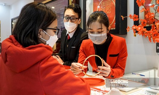 Nhà đầu tư lỗ nặng sau 1 tuần mua vàng. Ảnh minh họa: Phan Anh