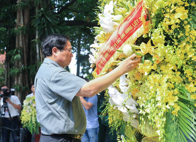 Thủ tướng Phạm Minh Chính thành kính dâng hương tưởng nhớ Chủ tịch Hồ Chí Minh và các Anh hùng liệt sĩ tại Khu di tích lịch sử 