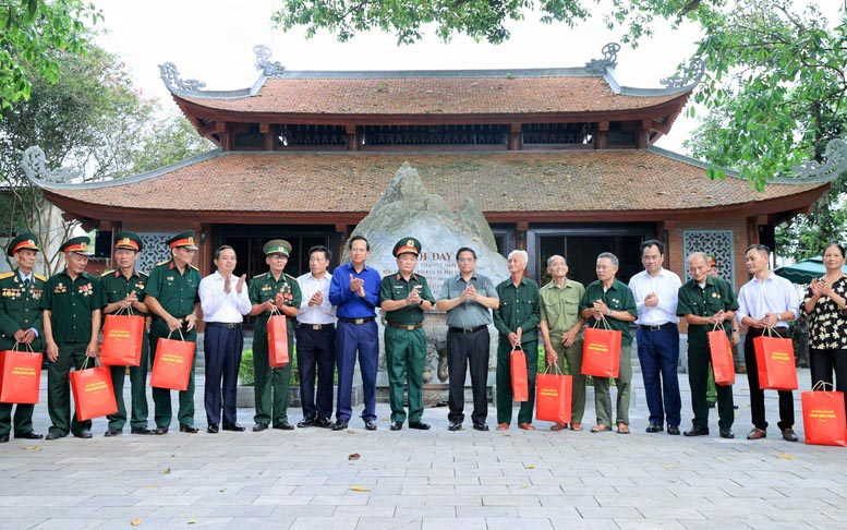 Ngày 27.7.1947 tại xóm Bàn Cờ, thị trấn Hùng Sơn, huyện Đại Từ, tỉnh Thái Nguyên diễn ra cuộc mít tinh trọng thể gồm 300 cán bộ, bộ đội và đại diện các tầng lớp nhân dân địa phương họp mặt nghe công bố bức thư của Bác Hồ, từ đó ngày 27.7 đã trở thành Ngày Thương binh - Liệt sĩ hàng năm.