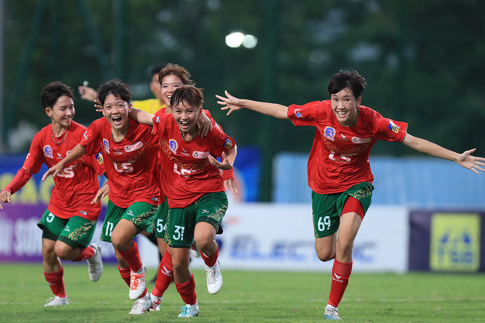 TPHCM II女子チームは、2024年全国女子サッカー選手権 - Thai Son Bacカップの第13節で Phong Phu Ha Namに驚きを与えました。写真:VFF