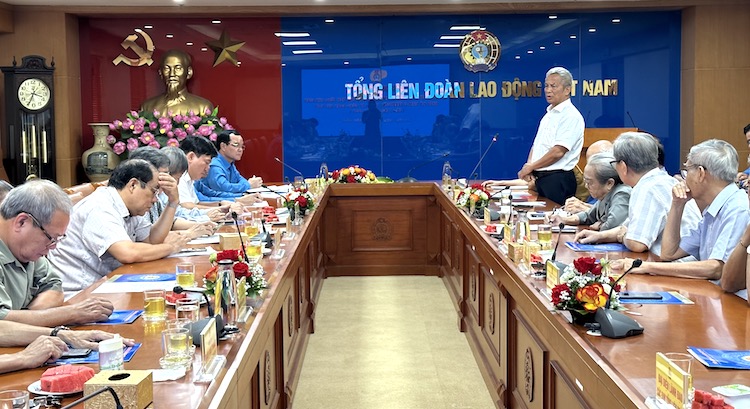 Comrade Dang Ngoc Tung, former member of the Party Central Committee, former Chairman of the Vietnam General Confederation of Labor spoke at the meeting. Photo: Ha Anh