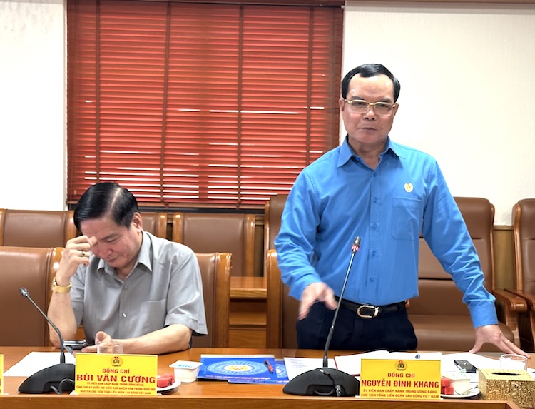 Le camarade Nguyen Dinh Khang membre du Comite central du Parti president de la Confederation generale du travail du Vietnam s'exprime lors de la reunion. Photo : Ha Anh