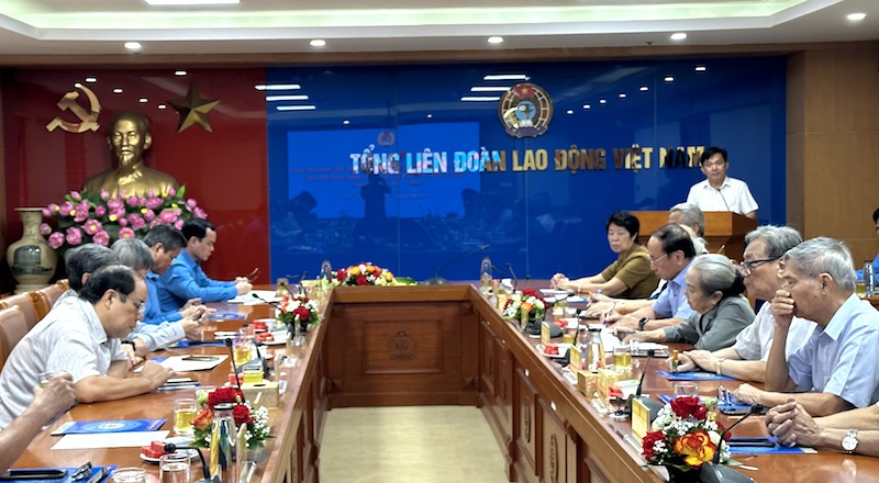 Vice Chairman of the Vietnam General Confederation of Labor spoke at the meeting. Photo: Ha Anh