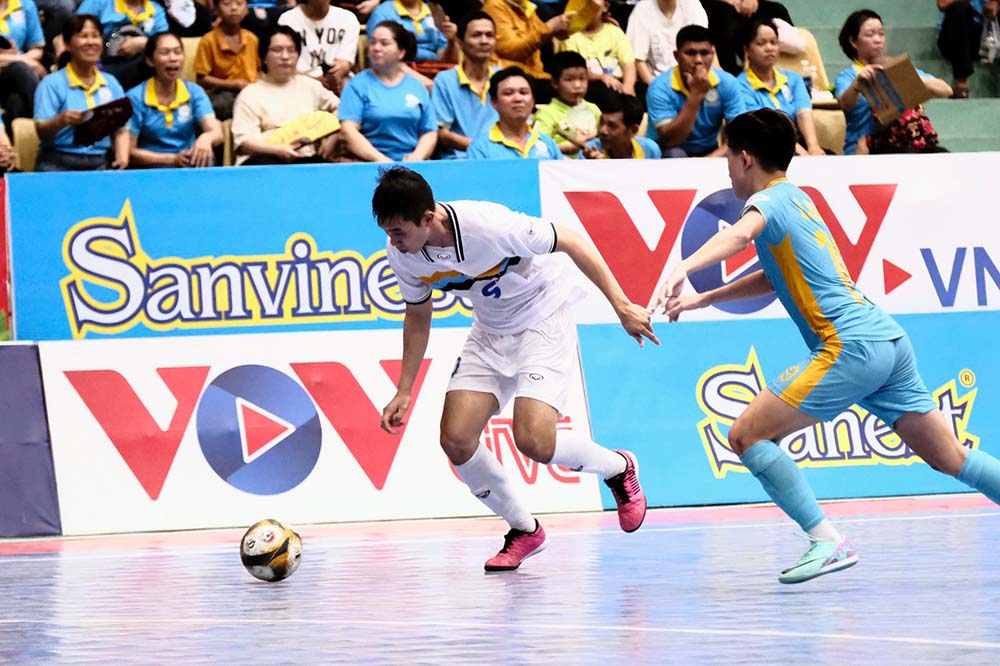 Thai Son Nam Ho Chi Minh City (white shirt) won strongly against Sanvinest Khanh Hoa. Photo: Thai Son Nam FC