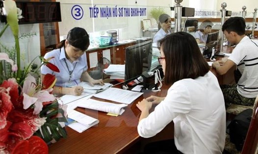 Khi bãi bỏ mức lương cơ sở 2.34 triệu đồng/tháng thì cán bộ, công chức, viên chức dự kiến sẽ được xây dựng 5 bảng lương mới. Ảnh minh họa: TTXVN.