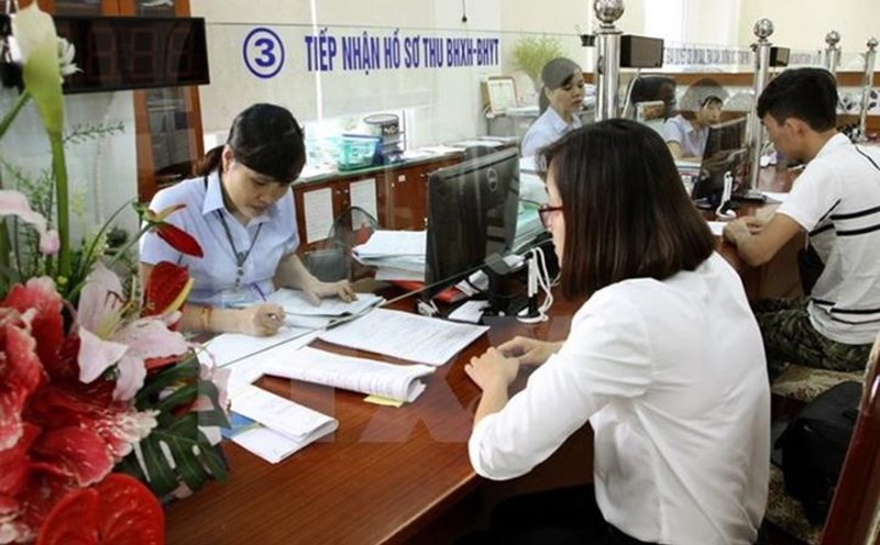 Khi bãi bỏ mức lương cơ sở 2.34 triệu đồng/tháng thì cán bộ, công chức, viên chức dự kiến sẽ được xây dựng 5 bảng lương mới. Ảnh minh họa: TTXVN.