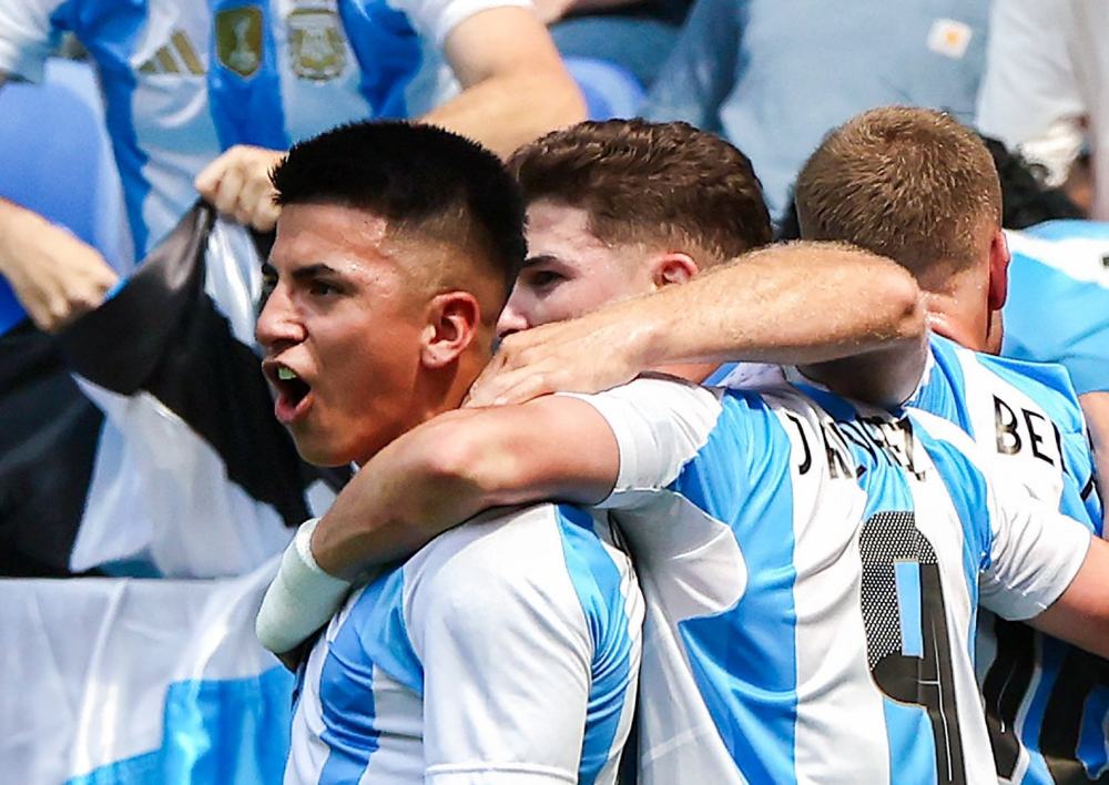 Thiago Almada mang về bàn mở tỉ số cho U23 Argentina. Ảnh: AFA