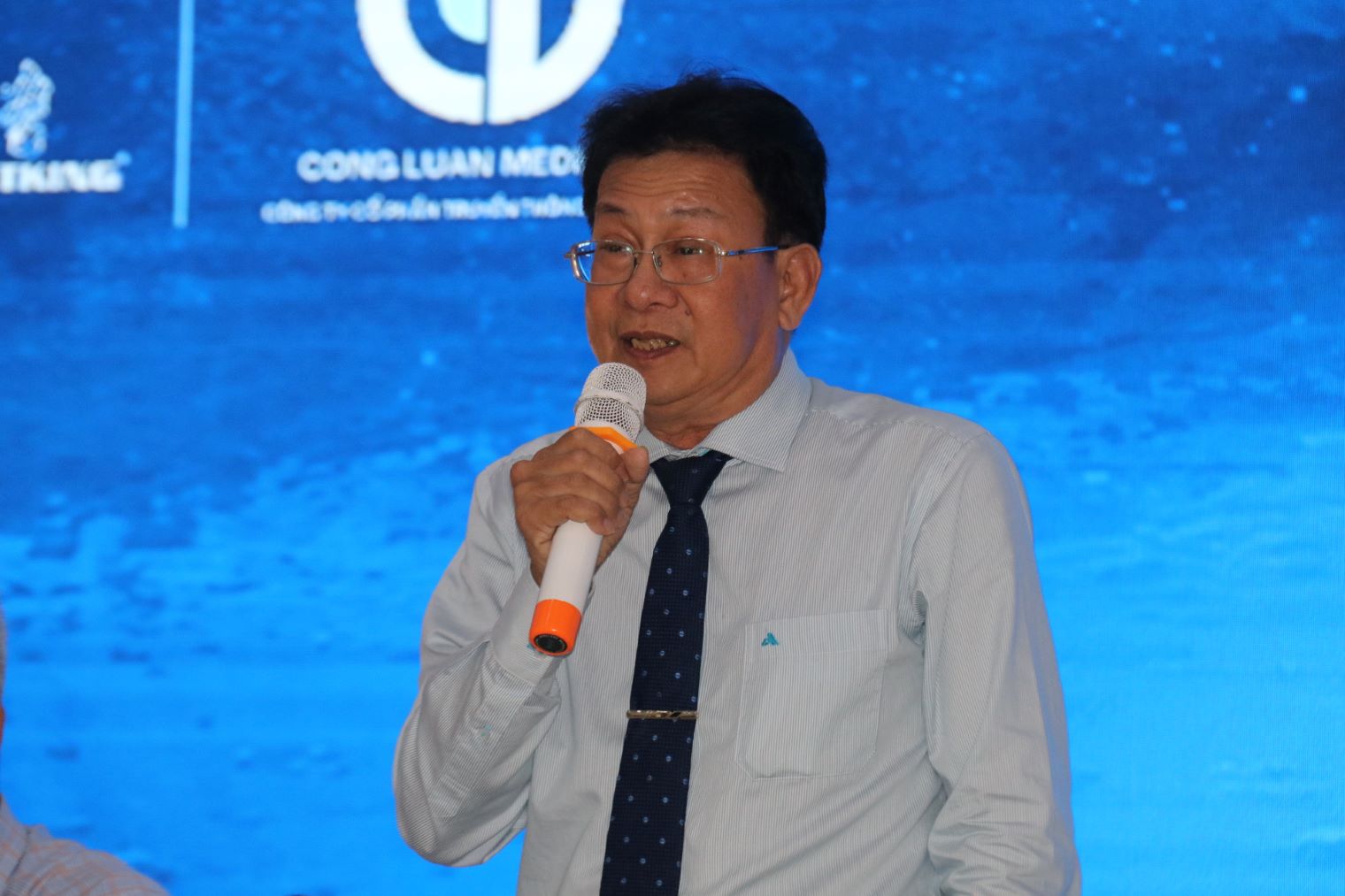 Mr. Ngo Huu Hien - Vice Chairman of City People's Committee. Cam Ranh information about activities taking place at the lobster festival from August 3-11. Photo: Phuong Linh