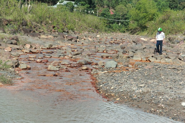 The flowing wastewater has caused the stream water to change color. Photo: Hai Dang