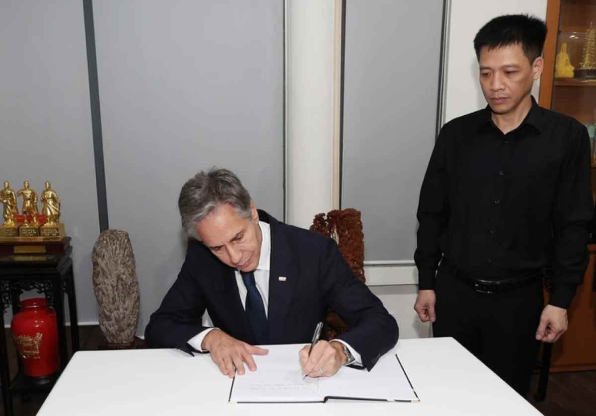 US Secretary of State Antony Blinken writes a condolence book. Photo: TTXVN