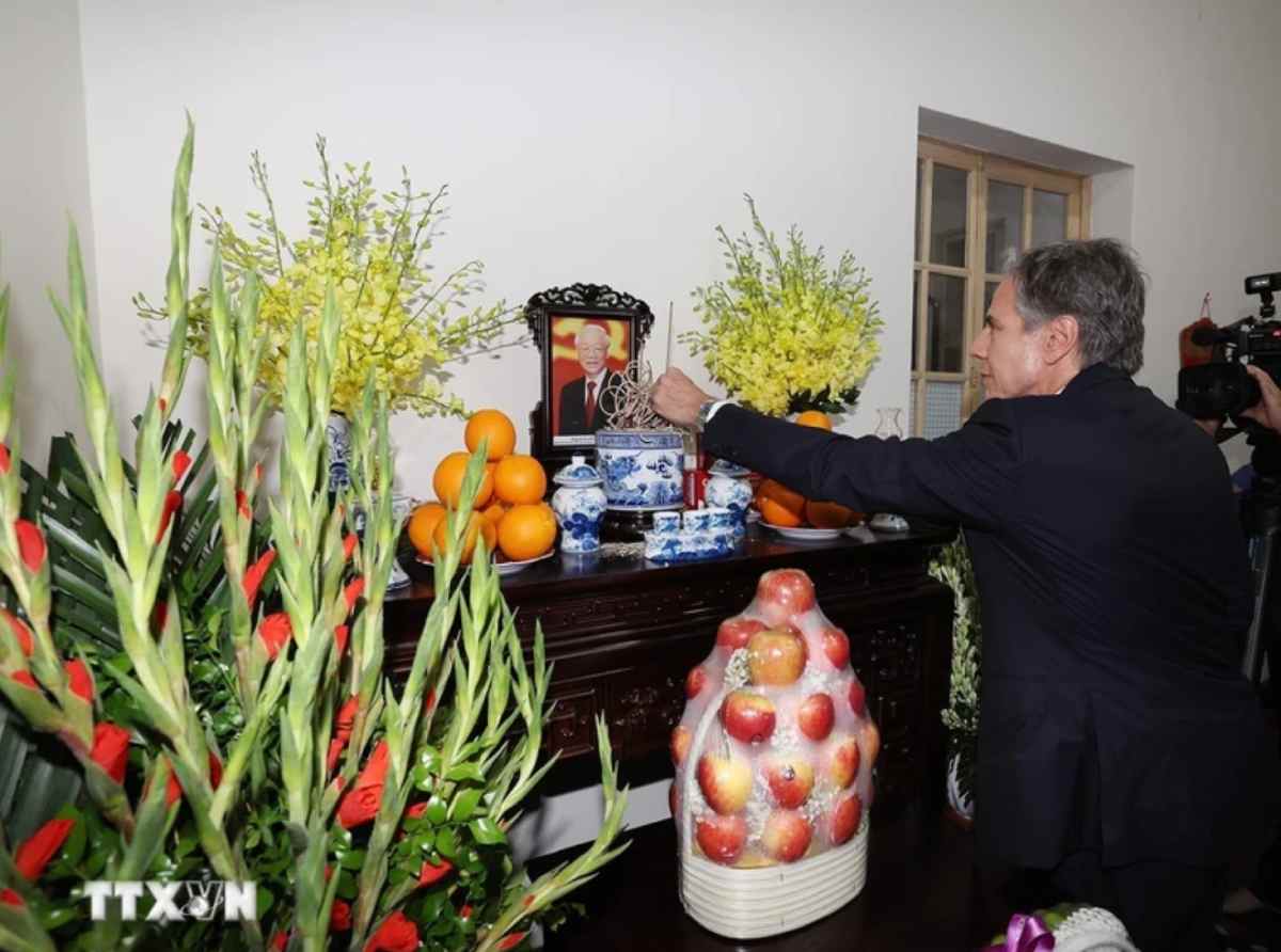 US Secretary of State Antony Blinken lit incense to pay tribute to General Secretary Nguyen Phu Trong. Photo: TTXVN