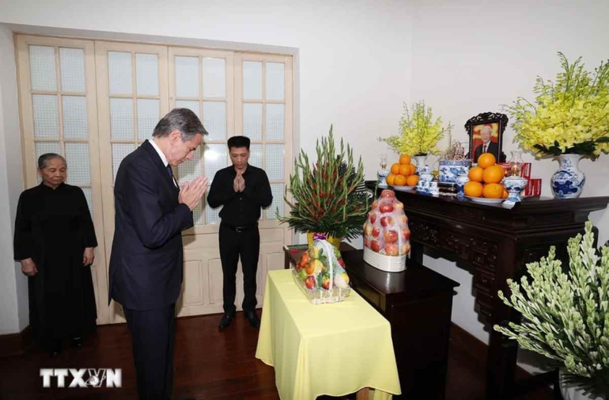 Ngoại trưởng Mỹ Antony Blinken thắp hương và chia buồn với gia đình Tổng Bí thư Nguyễn Phú Trọng. Ảnh: TTXVN