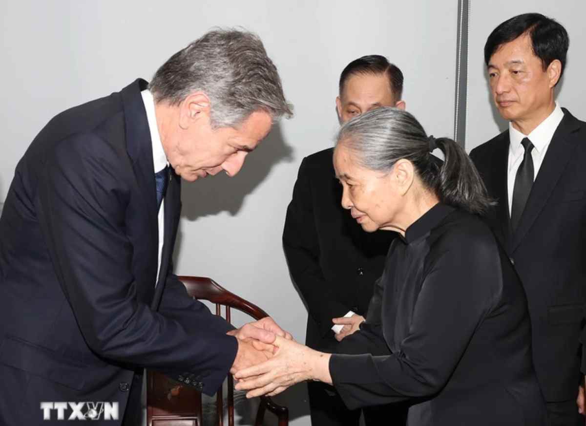 US Secretary of State Antony Blinken condolences to Lady Ngo Thi Man. Photo: TTXVN