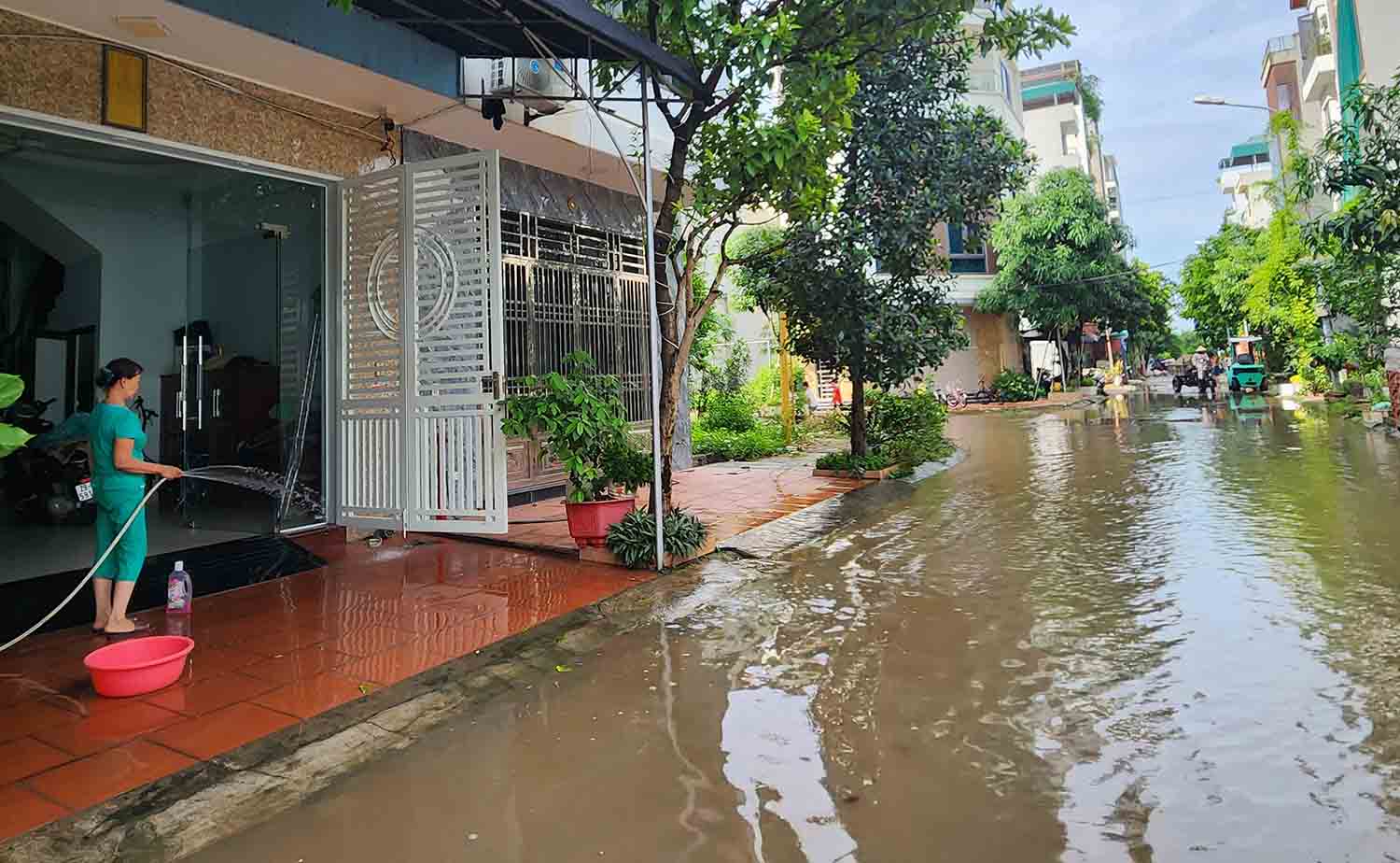 Việc đi xem nhà ngày mưa sẽ giúp cho người mua có thể đàm phán được mức giá hợp lý. Ảnh: Cao Nguyên.