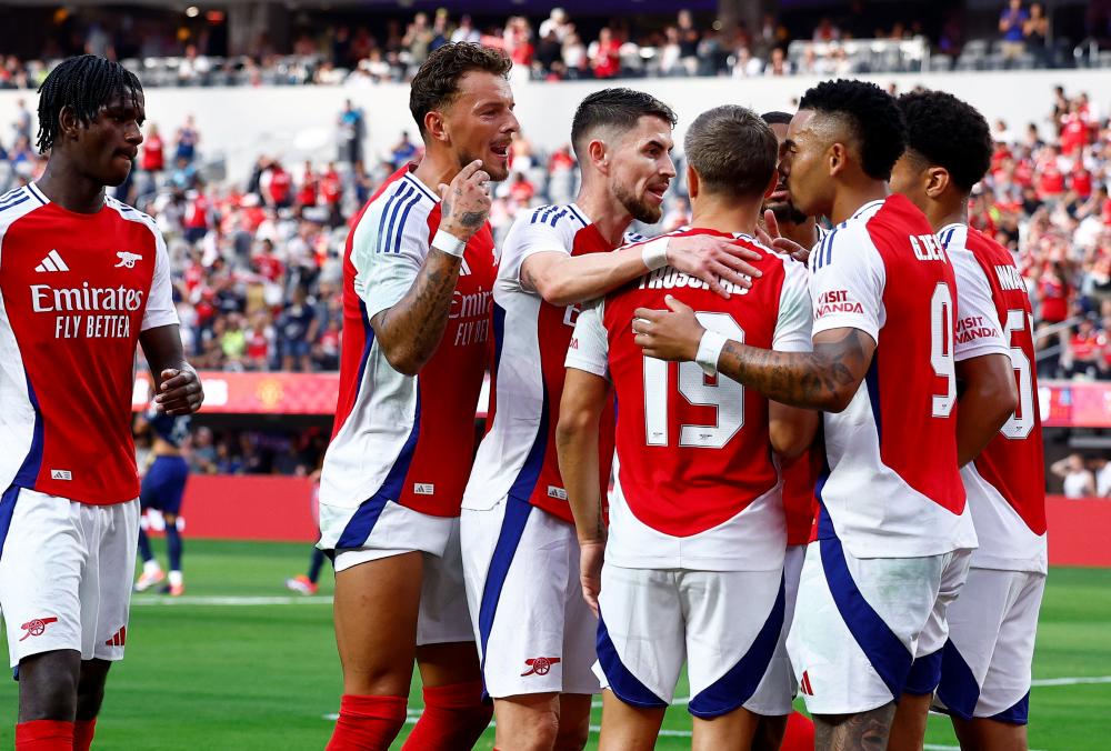Arsenal thắng sau 90 phút, Man United thắng trên chấm luân lưu