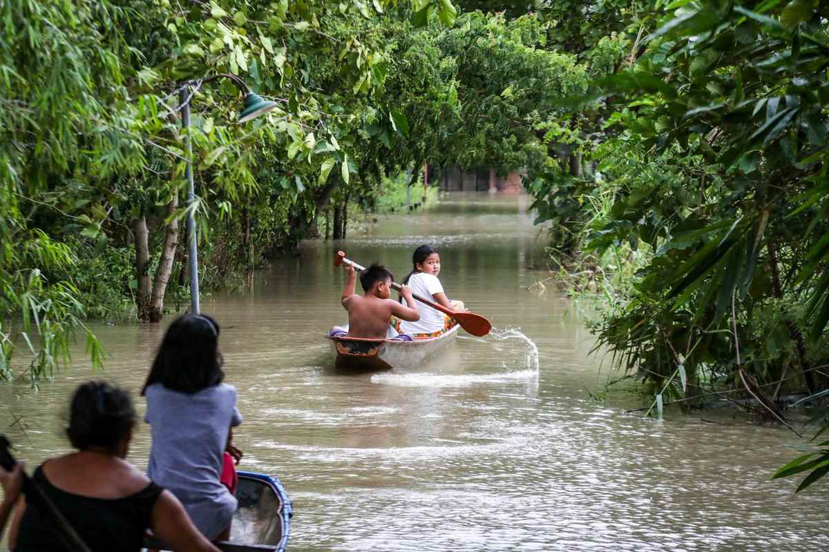 Cư dân Barangay Meysulao ở Calumpit, Bulacan đi thuyền về nhà ngày 25.7, một ngày sau khi bão Gaemi tấn công nhiều vùng ở Philippines. Ảnh: ABS-CBN