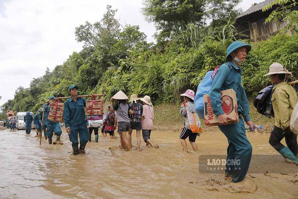 Lực lượng dân quân tự vệ hỗ trợ người dân khắc phục hậu quả.