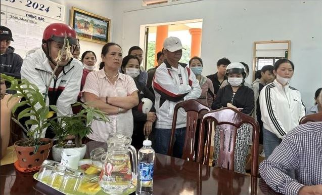 Phụ huynh vào phòng lãnh đạo Trường THPT Phú Xuân (tỉnh Đắk Lắk) gây áp lực để rút hồ sơ cho con em. Ảnh: Uy Nguyễn
