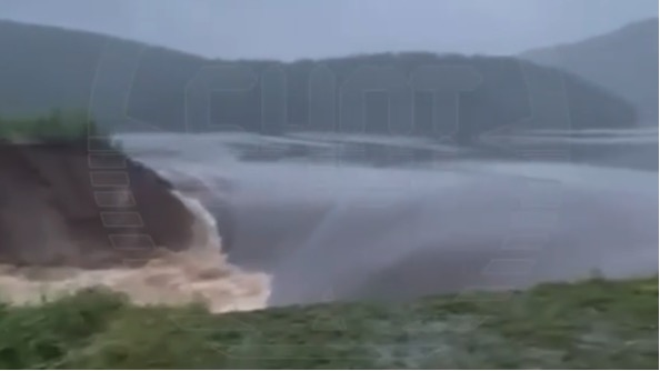 Mưa siêu lớn đã khiến một con đập ở miền bắc nước Nga vị vỡ. Ảnh: Chụp màn hình