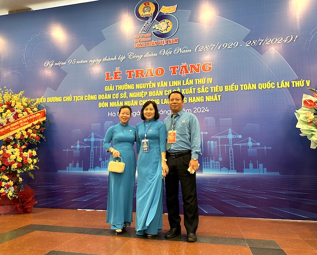 Sáng 28.7, cán bộ Công đoàn tỉnh Bắc Ninh rất phấn khởi khi tới dự buổi lễ. Ảnh: Hà Anh