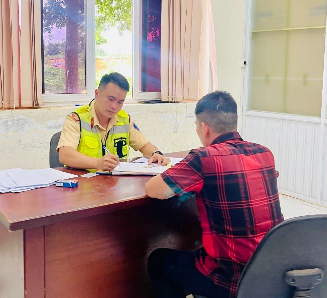 Lực lượng chức năng TP Buôn Ma Thuột, tỉnh Đắk Lắk xử lý tài xế xe khách điều khiển phương tiện đi ngược chiều giữa phố. Ảnh: Bảo Trung