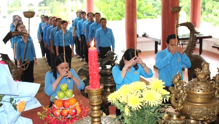 Đoàn cán bộ Công đoàn tỉnh Cà Mau viếng nghĩa trang tại Khu tưởng niệm Bác Hồ. Ảnh: Thiện Vũ