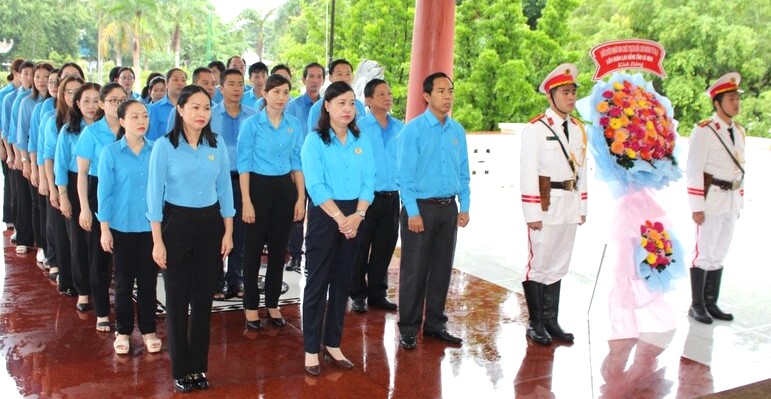 Đoàn cán bộ công đoàn tỉnh Cà Mau viếng Khu tưởng niệm Chủ tịch Hồ Chí Minh. Ảnh: Thiện Vũ