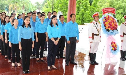 Đoàn cán bộ công đoàn tỉnh Cà Mau viếng Khu tưởng niệm Chủ tịch Hồ Chí Minh. Ảnh: Thiện Vũ