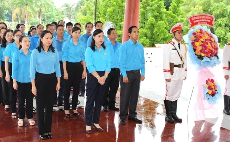 Đoàn cán bộ công đoàn tỉnh Cà Mau viếng Khu tưởng niệm Chủ tịch Hồ Chí Minh. Ảnh: Thiện Vũ