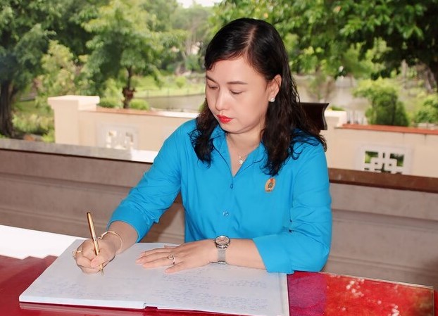 Chairman of Ca Mau Provincial Labor Confederation Huynh Ut Muoi, recorded in the souvenir book. Photo: Thien Vu