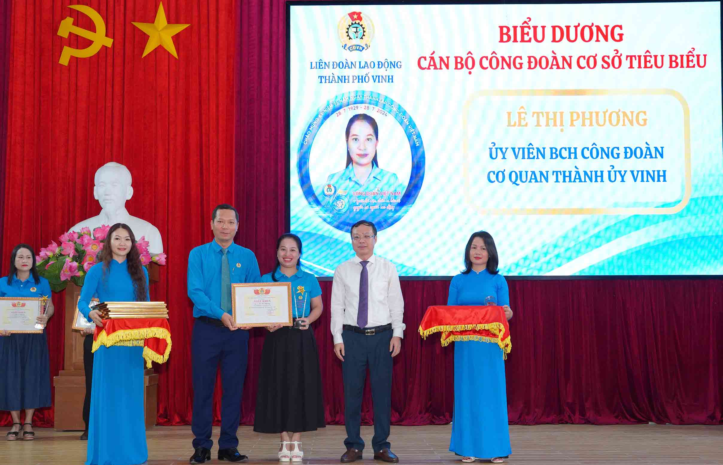 Trao bằng khen và kỷ niệm chương cho cán bộ công đoàn tiêu biểu giai đoạn 2019–2024. Ảnh: Duy Chương. 