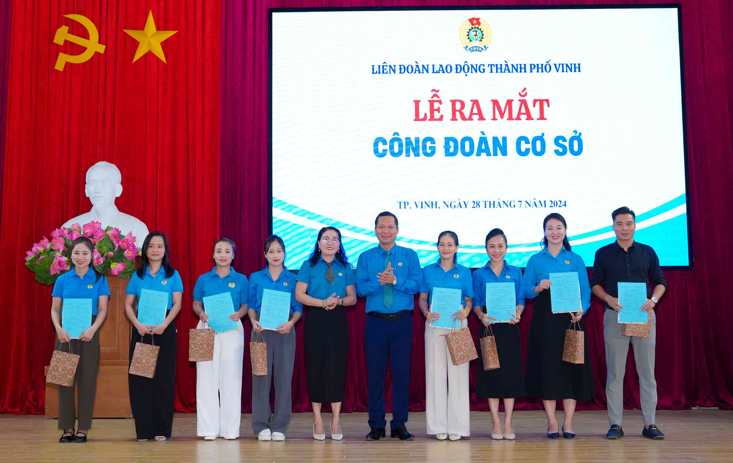 Vinh City Labor Confederation launched 10 grassroots unions. Photo: Duy Chuong.