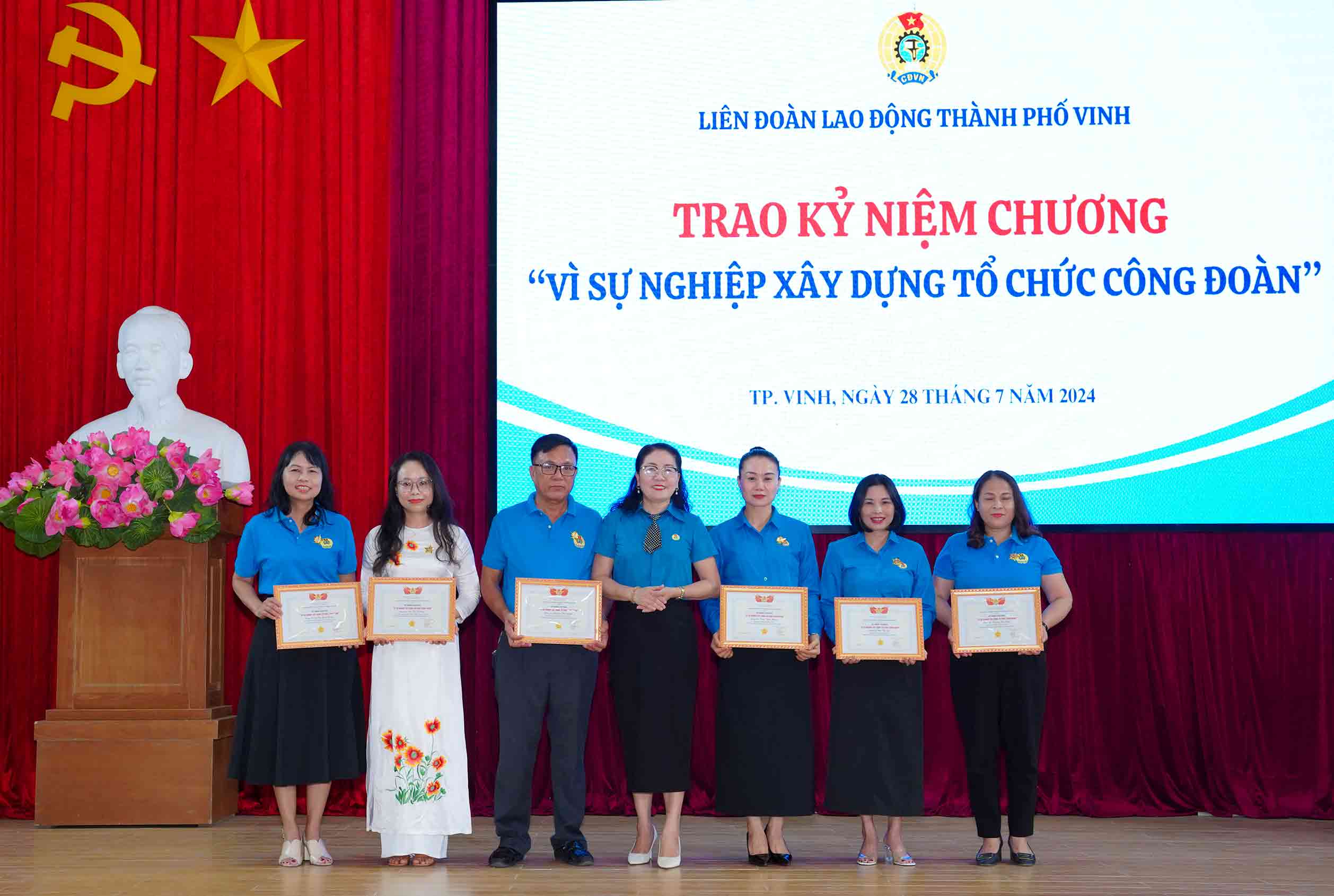 Lãnh đạo LĐLĐ tỉnh Nghệ An trao Kỷ niệm chương Vì sự nghiệp xây dựng tổ chức Công đoàn cho các cá nhân. Ảnh: Duy Chương.