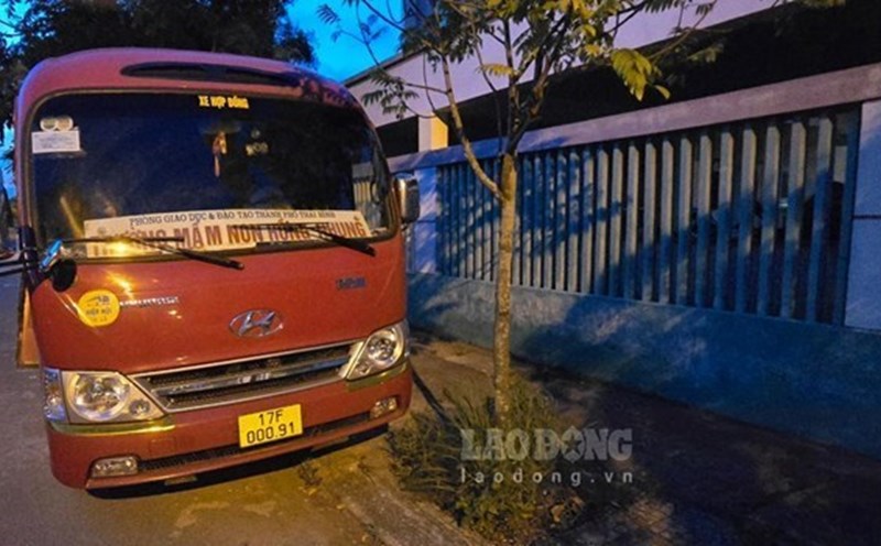 Chiếc xe đưa đón học sinh của Trường Mầm non Hồng Nhung cơ sở 2 ở TP Thái Bình - nơi nạn nhân bị bỏ quên và tử vong. Ảnh: Nam Hồng