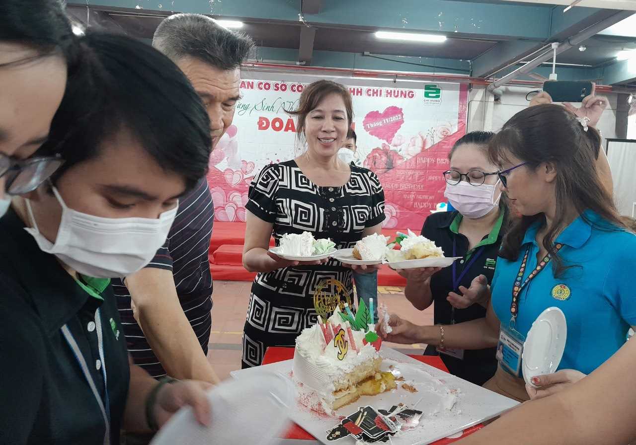 Chị Nguyễn Thị Ngọc Hà - Chủ tịch CĐCS Công ty TNHH Chí Hùng (TP Tân Uyên, Bình Dương) trong buổi tổ chức sinh nhật cho đoàn viên tại công ty. Ảnh: CĐBD cung cấp
