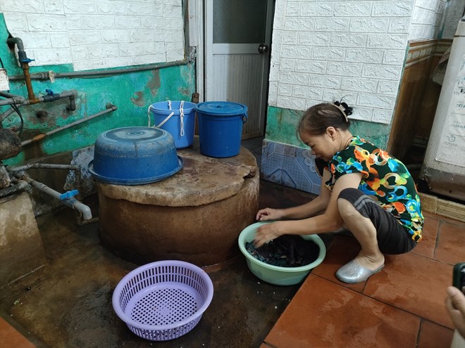 Người dân ở thị trấn Cát Hải, huyện Cát Hải, Hải Phòng không dùng máy giặt, mà chỉ giặt tay để tiết kiệm nước. Ảnh: Băng Tâm