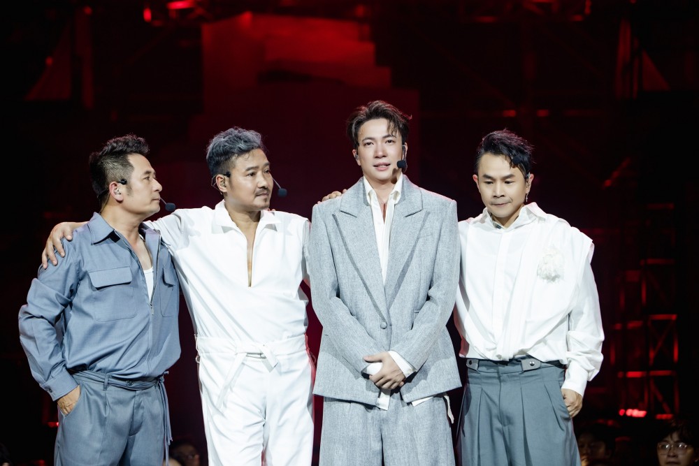 The group Spring Summer Autumn Winter received compliments at the 1st performance "Brother overcoming thousands of thorns". Photo: Manufacturer.