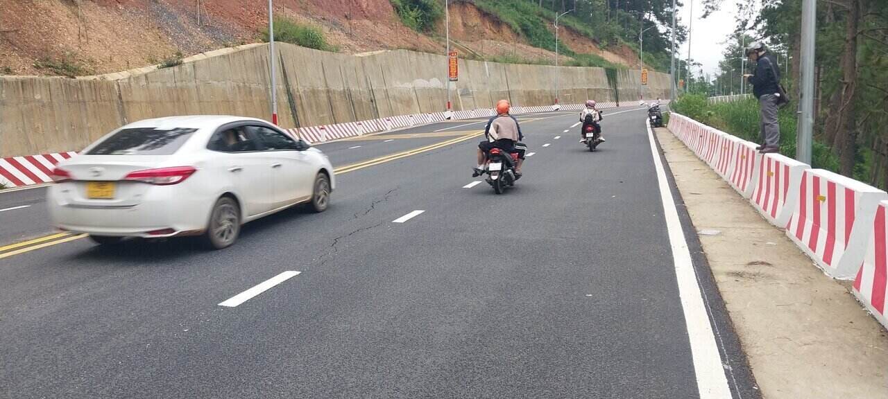 Cracks appeared on the road surface of Prenn Pass. Photo: Mr. Tung