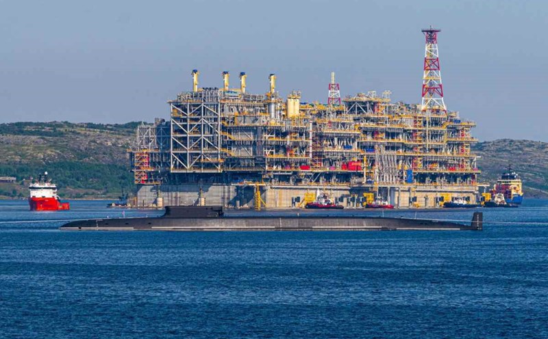 Dây chuyền nổi của dự án Arctic LNG 2 tại Murmansk Fjord, Nga, sau khi rời khỏi ụ tàu khô. Ảnh: Murmansk Oblast
