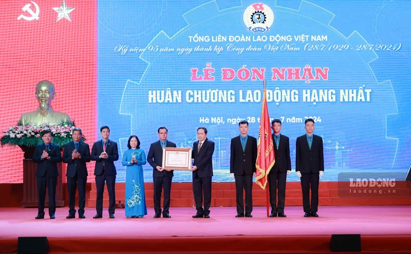 Tổng Liên đoàn Lao động Việt Nam đón nhận Huân chương Lao động hạng Nhất. Ảnh: Hải Nguyễn.