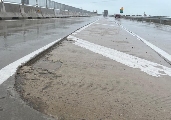 On the Dien Chau - Bai Vot highway, potholes and subsidence appeared at the waiting area to build a toll island. Photo: Hai Dang